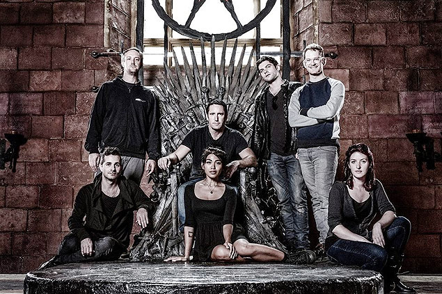 A banda Nine Inch Nails com seu lder, Trent Reznor, sentado no Trono de Ferro de 'Game of Thrones