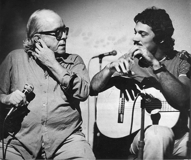 A dupla Vinicius de Moraes (esq.) e Toquinho em abril de 1974