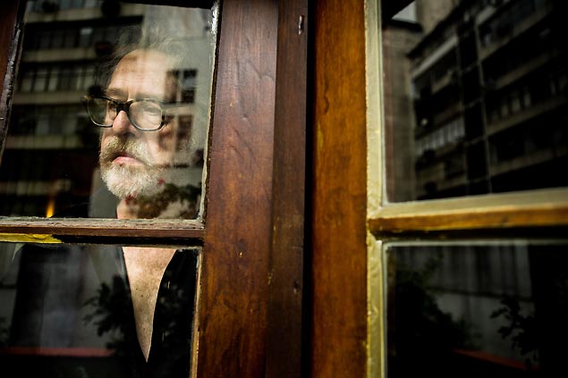 Srgio Bianchi fotografado em seu apartamento; ele lana seu novo filme, 'Jogo das Decapitaes