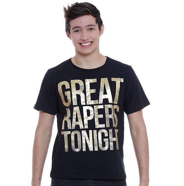 Camiseta da Marisa com erro de grafia na língua inglesa que transformou a frase "Ótimos rappers hoje à noite" em "Ótimos estupradores hoje à noite"