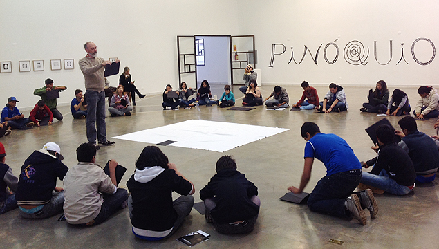 O artista paulistano Alex Cerveny ministra uma oficina de colagem para alunos em museu de Campo Grande (MS)