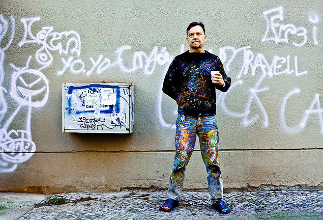 O artista Alex Flemming posa em frente ao seu ateli, na capital alem