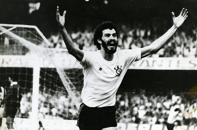 Scrates comemora gol pelo Corinthians no Campeonato Paulista de 1981, no Morumbi
