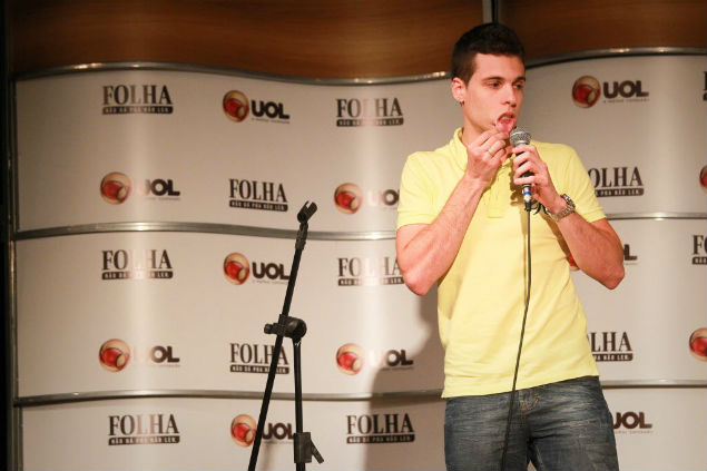 Comediante Celo Bechert no concurso Folha Stand-up Comedy no Teatro Folha