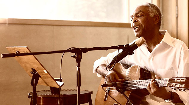 Gilberto Gil canta no programa 'Audio Retrato', do canal BIS