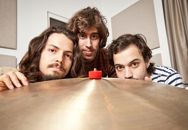 Victor Chaves, Tim Bernardes e Guilherme d'Almeida, integrantes da banda O Terno, que prepara disco novo para 2014