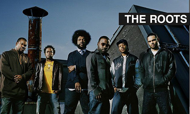 Os msicos da banda de hip hop norte-americana The Roots posam para foto