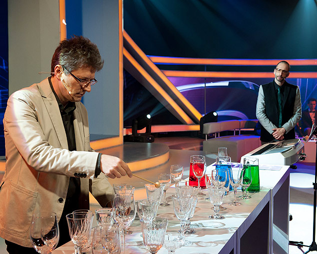O obosta da Osesp Arcadio Minczuk participa de prova no primeiro episdio do game show "Os Incrveis", da NatGeo