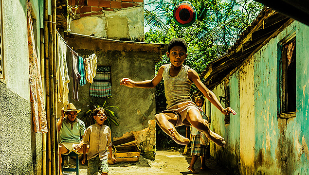 Leonardo Lima Carvalho (pulando) interpreta Pel no filme sobre a vida do craque brasileiro 