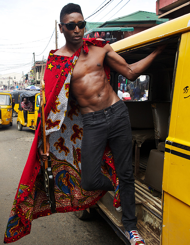 O msico nigeriano Keziah Jones, vestido como o super-heri Captain Rugged em gravao de seu clipe, 
