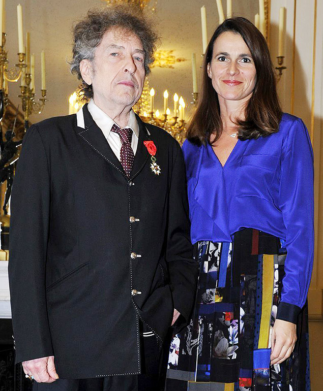 Bob Dylan recebe a ordem da Legio de Honra da ministra da Cultura da Frana, Aurelie Filippetti, no final de 2013