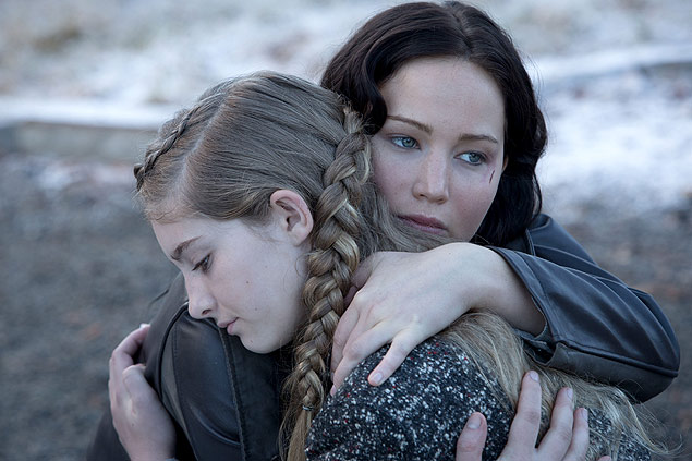 Katniss Everdeen (Jennifer Lawrence) e a irmã, Primrose (Willow Shields), em 'Jogos Vorazes: Em Chamas