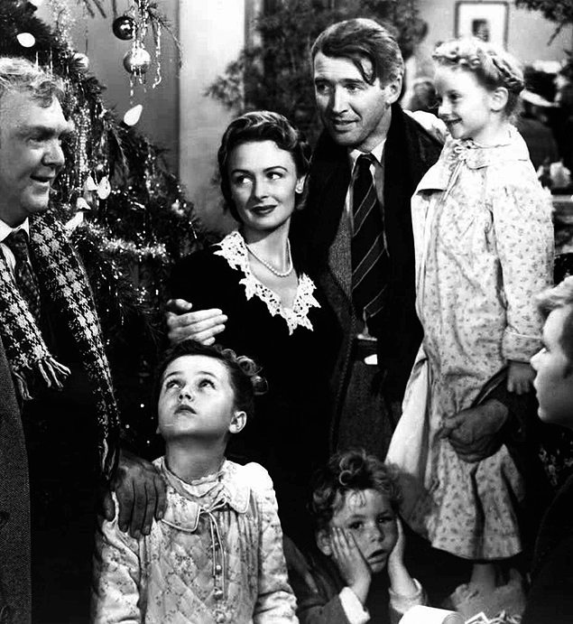 James Stewart (centro) como George Bailey, no filme 'A Felicidade Não se Compra' (1946), de Frank Capra
