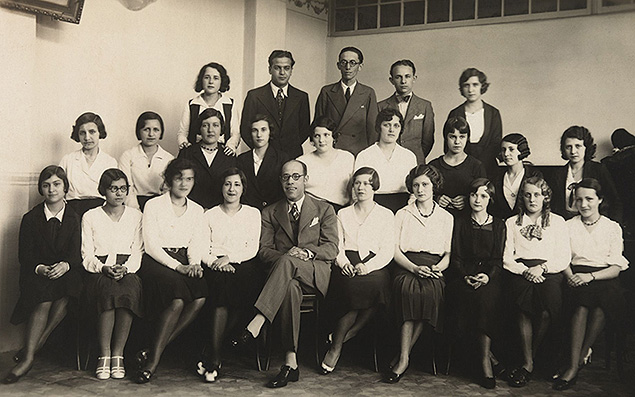 O escritor Mrio de Andrade (sentado ao centro) com alunos do Conservatrio Dramtico e Musical de SP