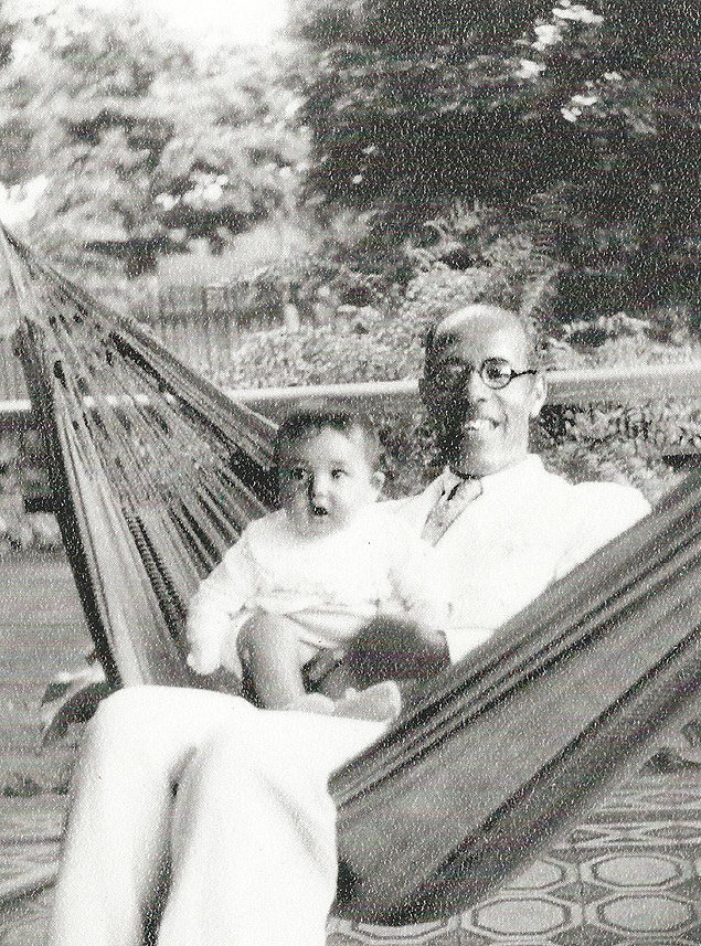Mrio de Andrade em 1940 com seu sobrinho Carlos Augusto, hoje porta-voz da famlia