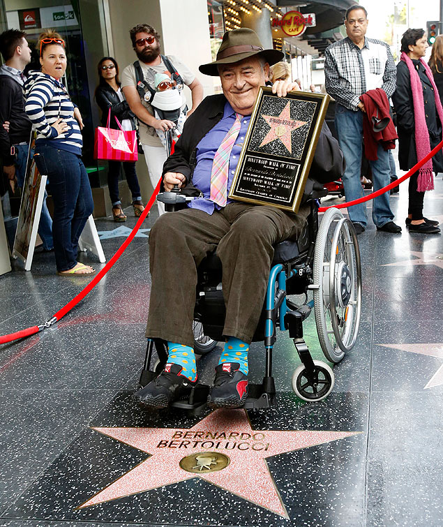 O diretor Bernardo Bertolucci com sua estrela na Calada da Fama de Hollywood, na tera-feira (19)
