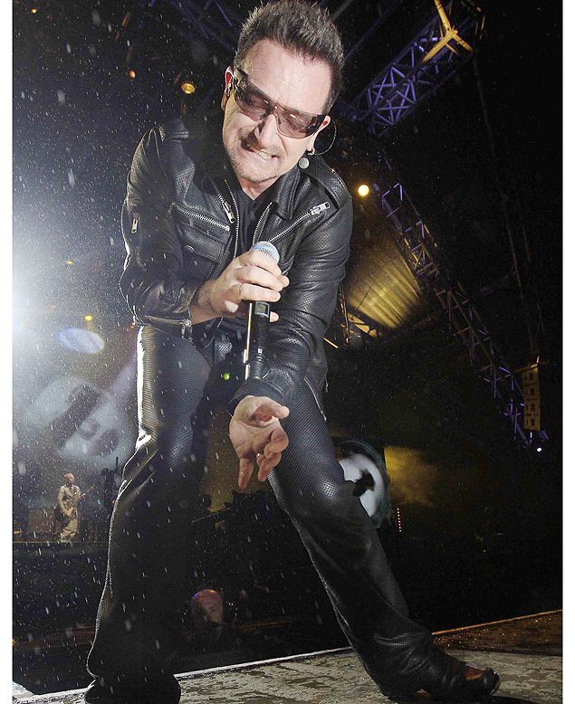 Bono, lder do U2, em show no Festival de Glastonbury em 2011