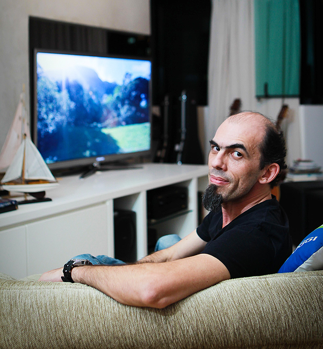 O publicitrio Valdirlei Soares, 43, assiste ao programa "Sem Asas" em canal dedicado ao esporte