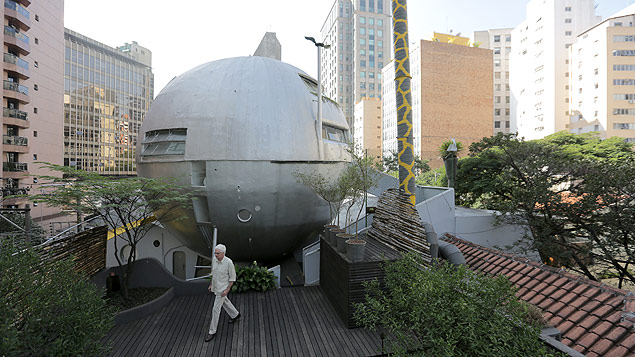 O arquiteto Eduardo Longo em frente  Casa-Bola, projetada por ele