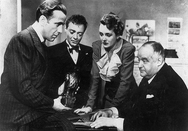 Cena do filme "Relquia Macabra", de John Huston. Da esquerda para a direita, Humphrey Bogart, Peter Lorre, Mary Astor e Sidney Greenstreet
