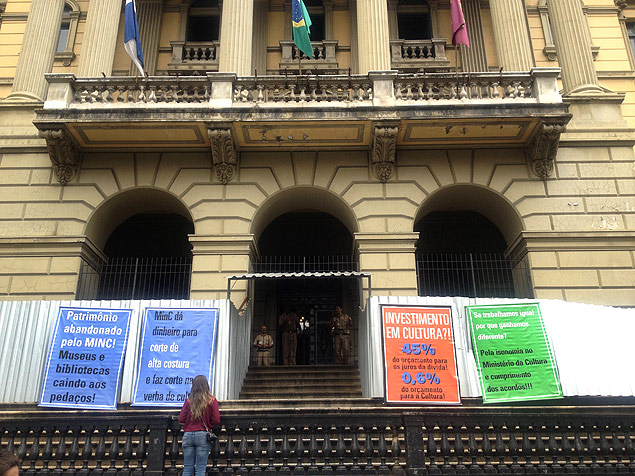 Cartazes da paralisao dos servidores do Ministrio da Cultura nesta tera-feira (26), no Rio