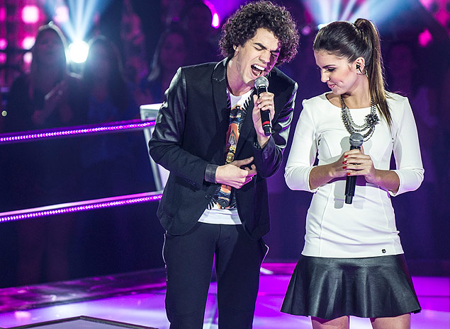 Sam Alves e Marcela Bueno cantam em cena do programa 'The Voice Brasil