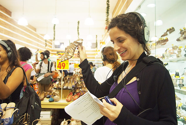 Manuela Afonso participa da pea 'Remote SP', que guia o pblico por fones de ouvido em trajetos pela cidade