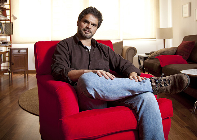 O escritor Rodrigo Lacerda em sua casa; ele  autor de 'Repblica das Abelhas