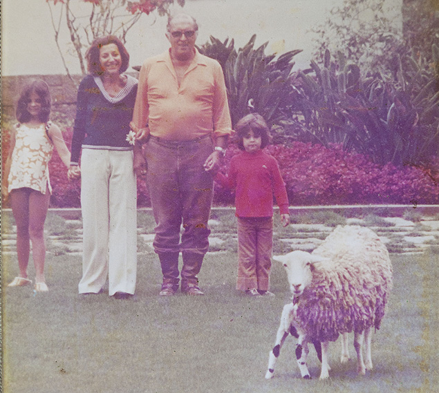 Rodrigo Lacerda (de vermelho) com a irm Isabel e os avs Letcia e Carlos, em foto presumidamente de 1974