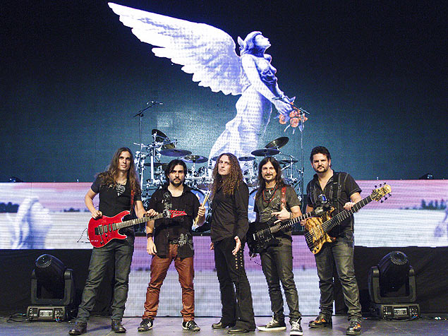 Da esq. para a dir.: Kiko Loureiro (guitarra), Ricardo Confessori (bateria), Fabio Lione (vocal), Rafael Bittencourt (guitarra) e Felipe Andreoli (baixo)