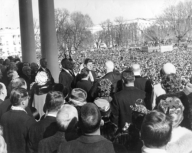 O ento presidente da suprema corte dos EUA Earl Warren (ao centro, de costas) conduzindo a posse de Kennedy, em 61