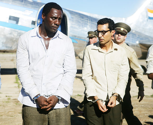 Idris Elba como Nelson Mandela (esq.) e Riaad Moosa como Ahmed Kathrada no filme 'Long Walk to Freedom'