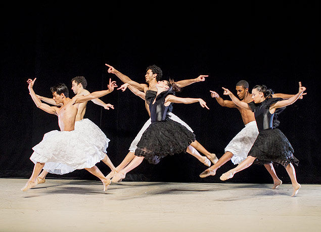 Bailarinos apresentam a coreografia 'Azougue', de Rui Moreira, no teatro Srgio Cardoso, em So Paulo