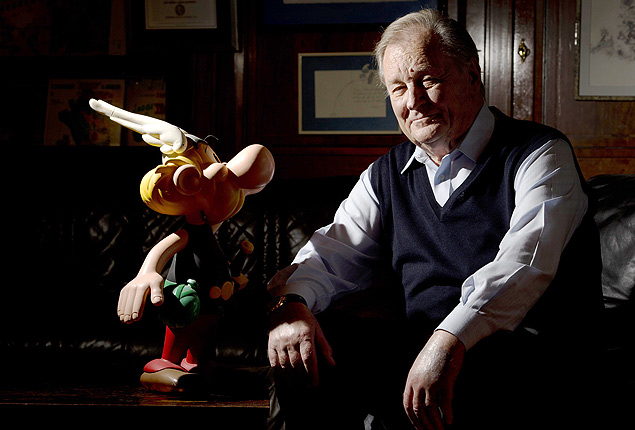 O quadrinista francs Albert Uderzo posa ao lado de um boneco de seu maior e mais famoso personagem, Asterix