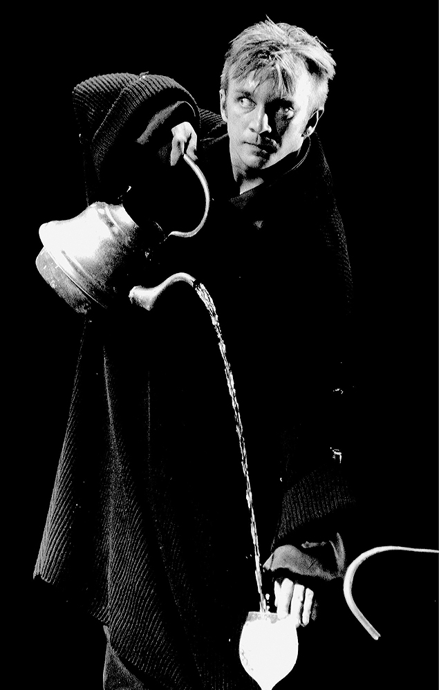 O ator e cantor de rock lituano Andrius Mamontovas, em cena da pea "Hamlet" de Eimuntas Nekrosius. 