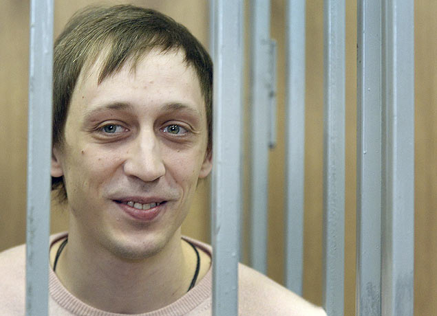 Pavel Dmitrichenko, bailarino do Bolshoi, sorri da cela em que acompanha seu julgamento; ele foi considerado culpado pelo ataque com cido contra o diretor do teatro russo