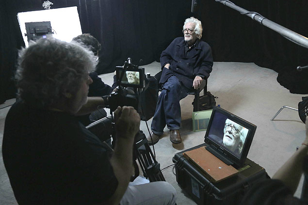 O documentarista Eduardo Coutinho é entrevistado pelo diretor paulistano Carlos Nader para o filme 'Eduardo Coutinho, 7 de Outubro', lançado no final do ano passado