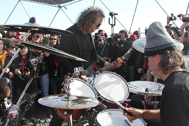 Os integrantes de Metallica tocaram no domingo (8) na Antrtida