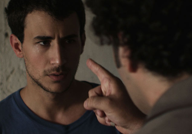 O palestino Nimr (Nicholas Jacob) sofre ameaa em cena do filme 'Alm da Fronteira', de Michael Mayer 