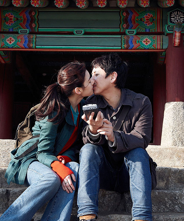 Haewon (Jeong Eun-Chae) beija seu professor e amante, Seongjun (Lee Seon-gyun), em cena do filme 