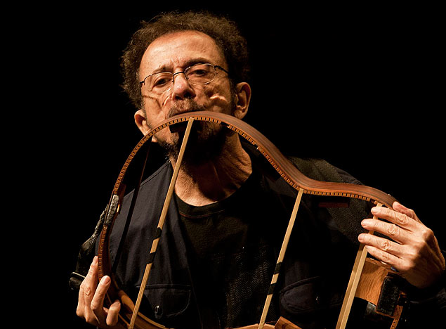 Tom Z toca apito acoplado em violo, no Sesc Consolao