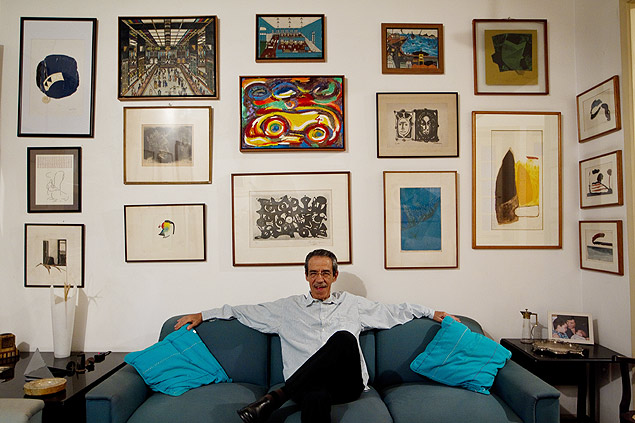 Retrato do poeta Armando Freitas Filho em sua casa na Urca, no Rio de Janeiro