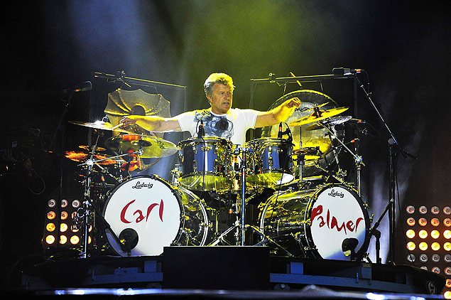 O baterista ingls Carl Palmer se exibe no instrumento que vai trazer ao Rio em janeiro