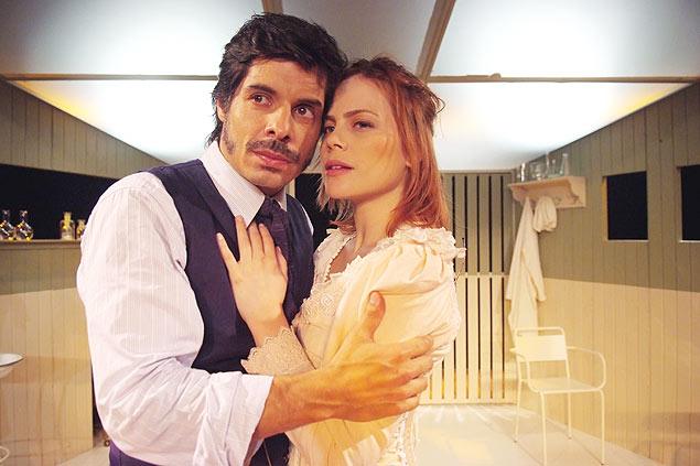 Daniel Alvim e Marisol Ribeiro em cena da peça 'No Quarto ao Lado - O Espetáculo do Vibrador'