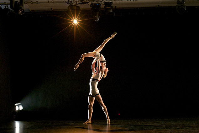 Os bailarinos Vadim Muntagirov e Daria Klimentov, da companhia britnica Crystal Ballet, danam 'Genesis'