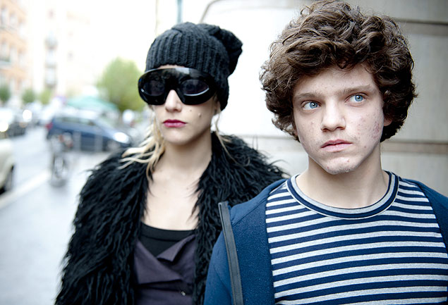 Olivia (Tea Falco) e seu meio-irmo Lorenzo (Jacopo Olmo Antinori) andam pelas ruas de Roma em cena de 'Eu e Voc'