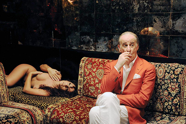 O ator Toni Servillo e coadjuvante como prostituta em cena do filme 'A Grande Beleza', do diretor Paolo Sorrentino