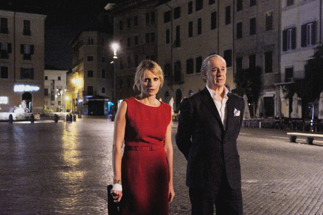 Os atores Isabella Ferrari e Toni Servillo caminham pela capital italiana em cena do novo filme de Paolo Sorrentino