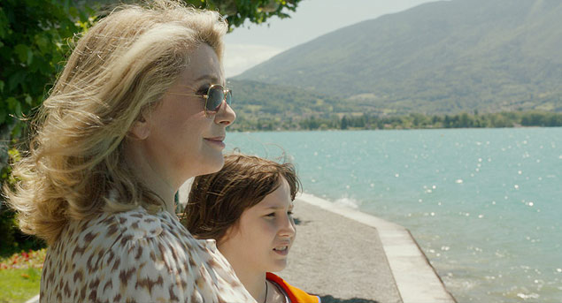 Bettie (Catherine Deneuve) e o neto, Charly (Nemo Schiffman), admiram o mar, em cena do filme 'Ela Vai'
