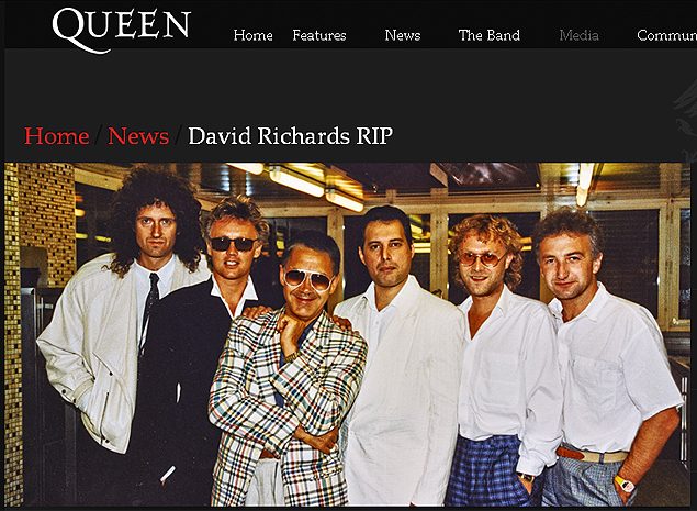O produtor musical David Richards (quinto da esq. p/ dir.)em foto com os integrantes da banda Queen